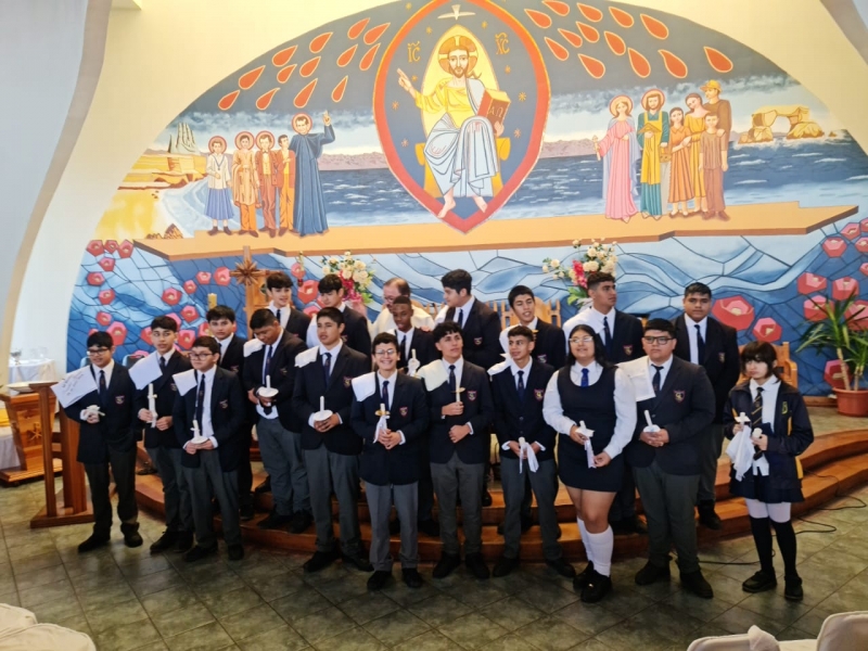 19 estudiantes recibieron el sacramento del Bautismo