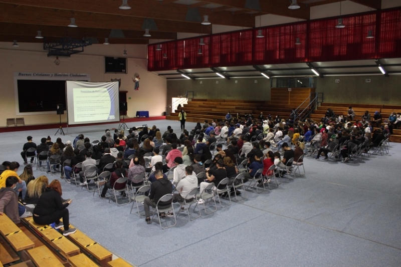 Cerca de 400 personas, entre padres, apoderados y alumnos de 4° medio asistieron a charlas que dieron a conocer el proceso de práctica profesional
