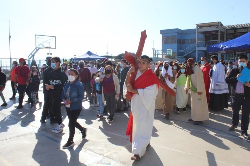 Una alta convocatoria y recogimiento se observaron en Vía Crucis de Viernes Santo que se celebró en el Colegio