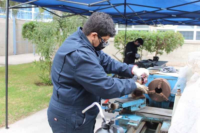 Alumnos de la especialidad de Mecánica Industrial, mención Máquinas y Herramientas, realizan actividad práctica de mantenimiento en taller