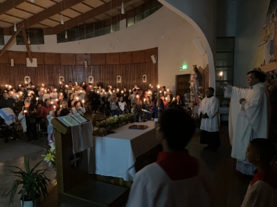 En un ambiente de fe, Comunidad Educativa Pastoral del Colegio acompaña la eucaristía de Vigilia Pascual para celebrar la Resurrección de Jesucristo en Sábado Santo