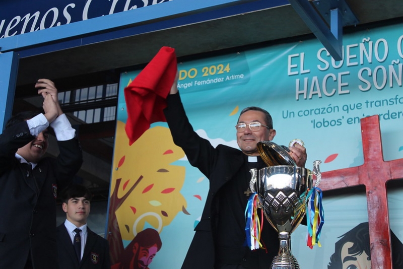 "Semana Salesiana 2024: ¡La Alianza Roja se lleva el trofeo y llena de alegría al colegio!"