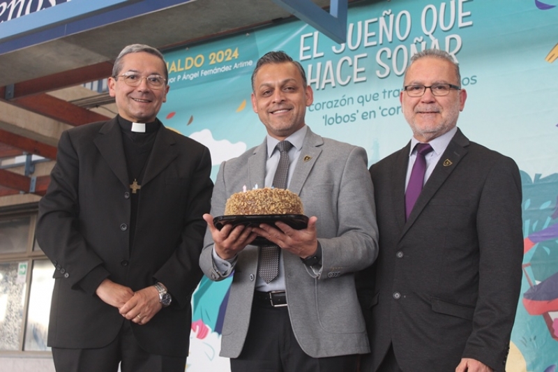 Comunidad Educativa Pastoral del Colegio celebró cumpleaños del rector Héctor Ramírez Araya