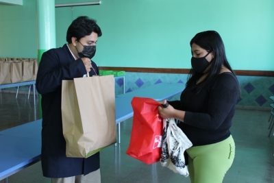 Hacen entrega de canastas de alimentación escolar Junaeb a familias de estudiantes beneficiarios de nuestro colegio